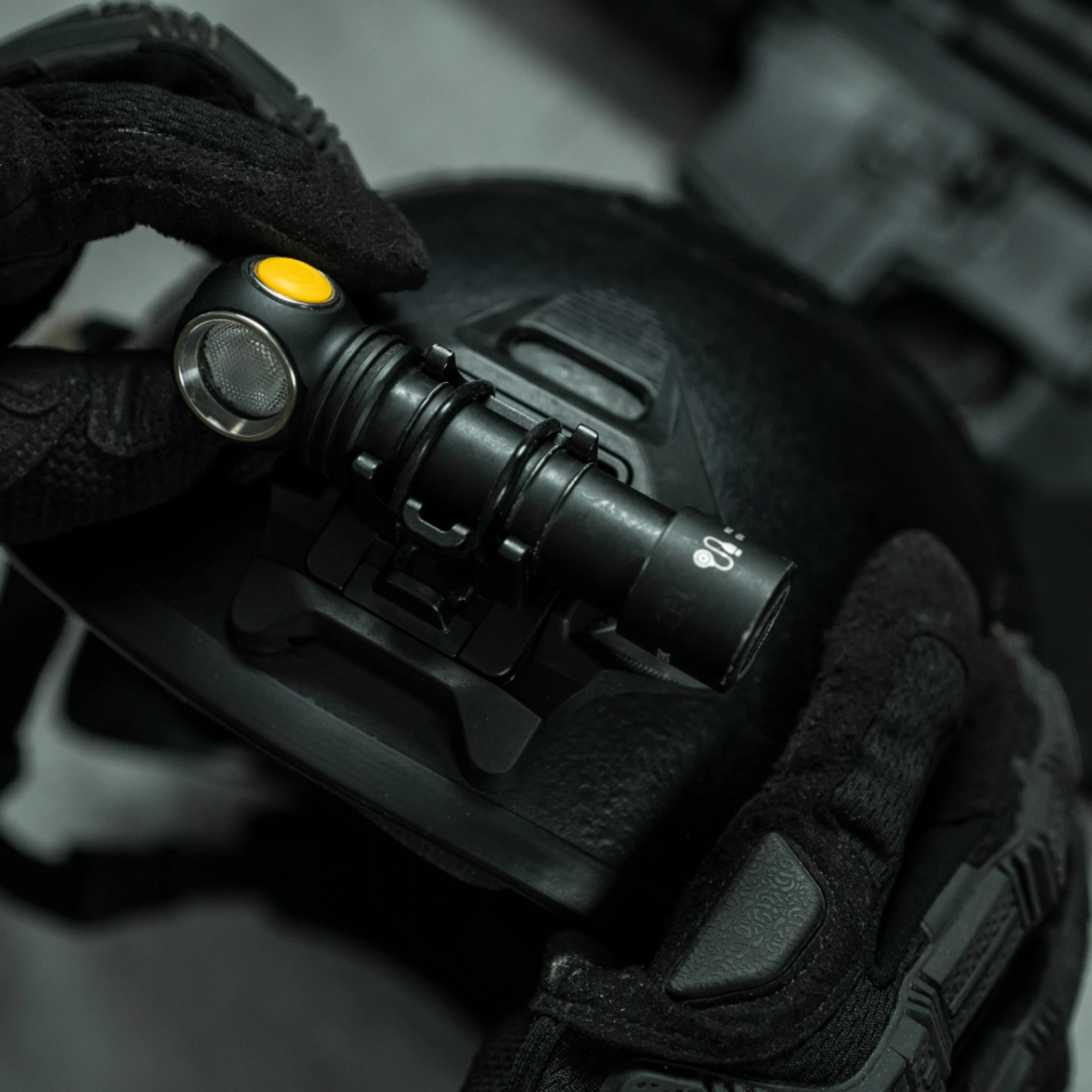 Armytek Schutzhelmhalterung AHM-05