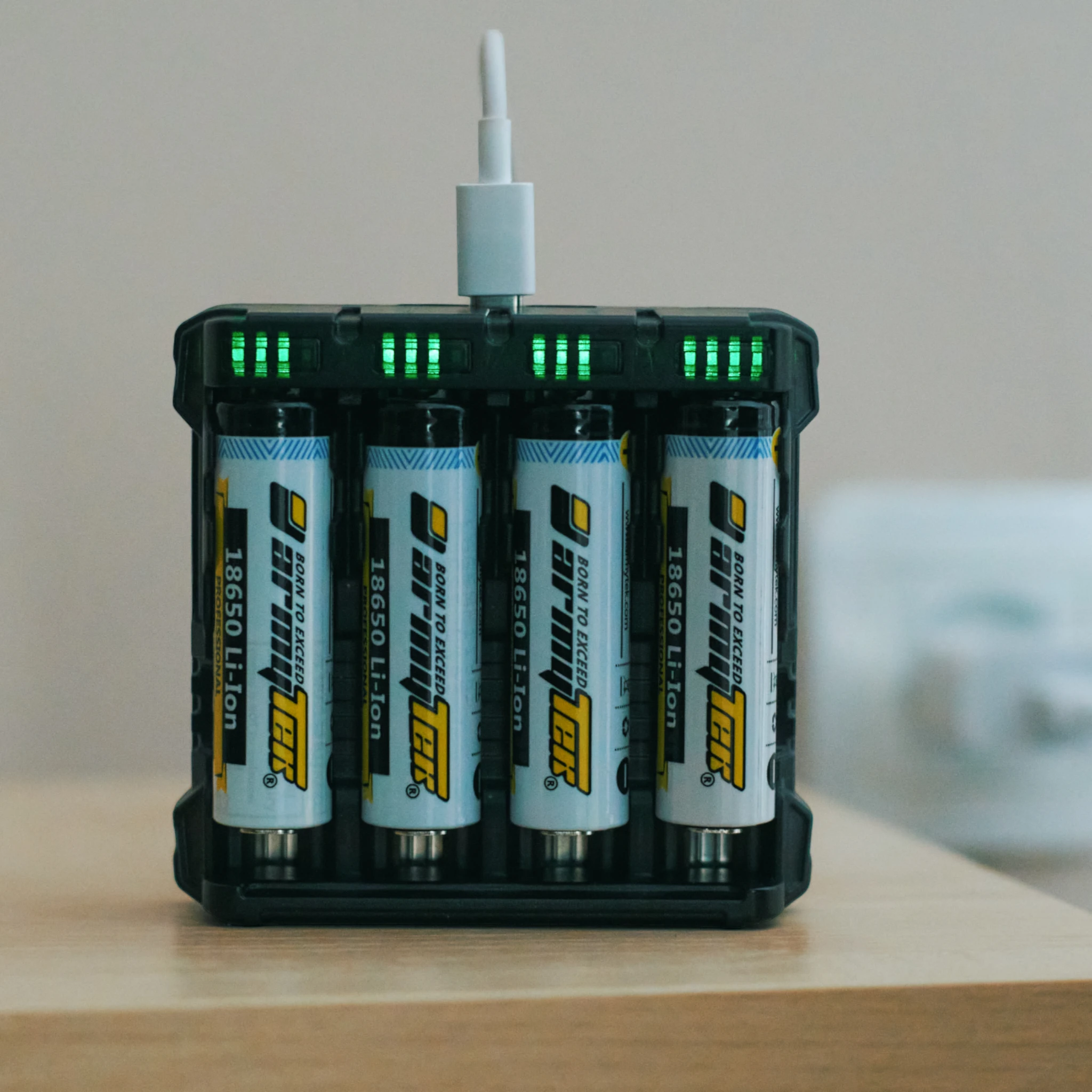 Armytek Batterie / Handy Ladegerät C4 PRO